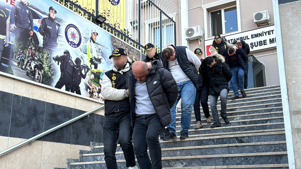 Taksiye binen müşterileri dolandıran suç örgütüne operasyon: 21 kişi tutuklandı